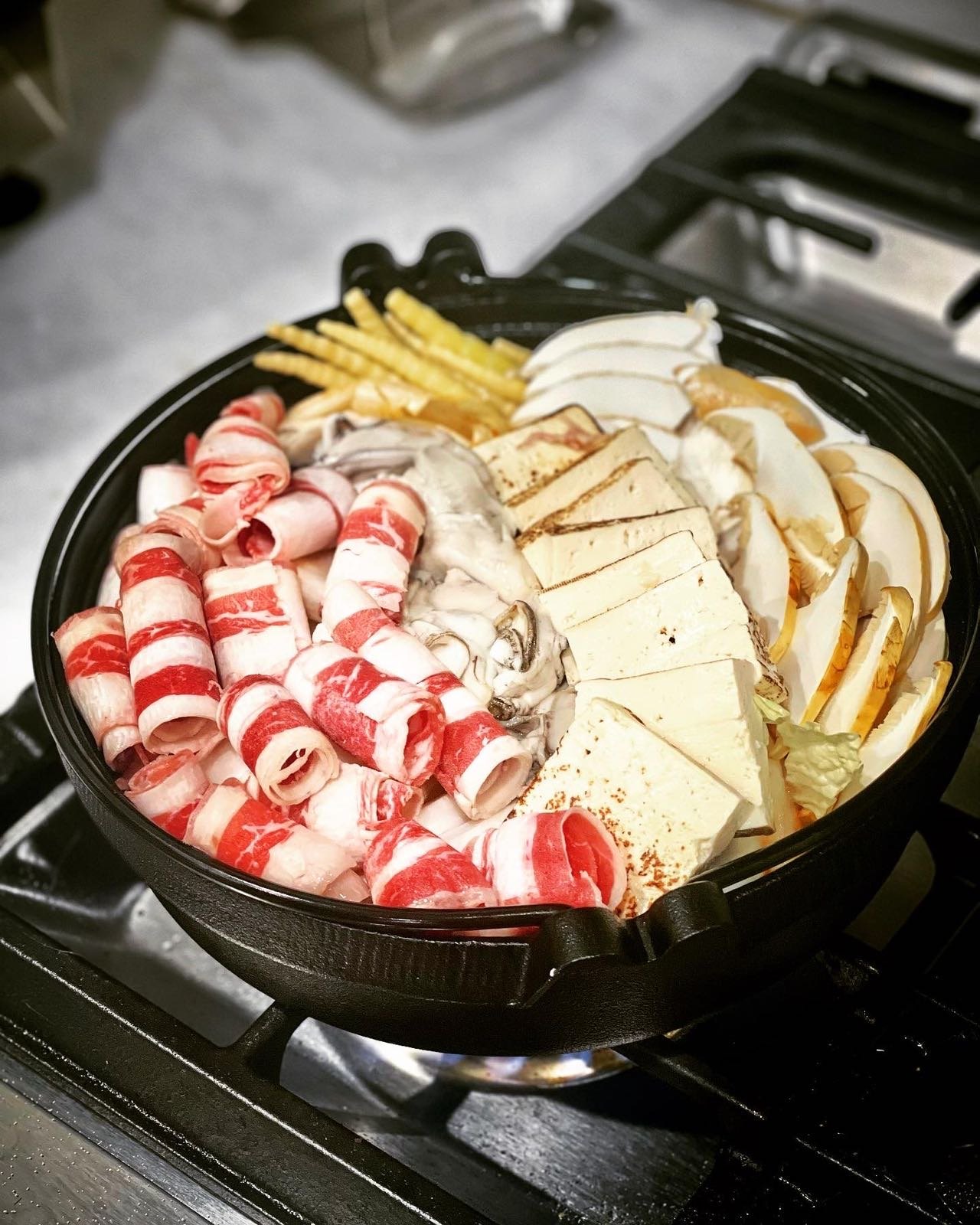 MORI TAKE 往年日式松茸锅实拍，松茸、肉和豆腐在锅中准备下锅